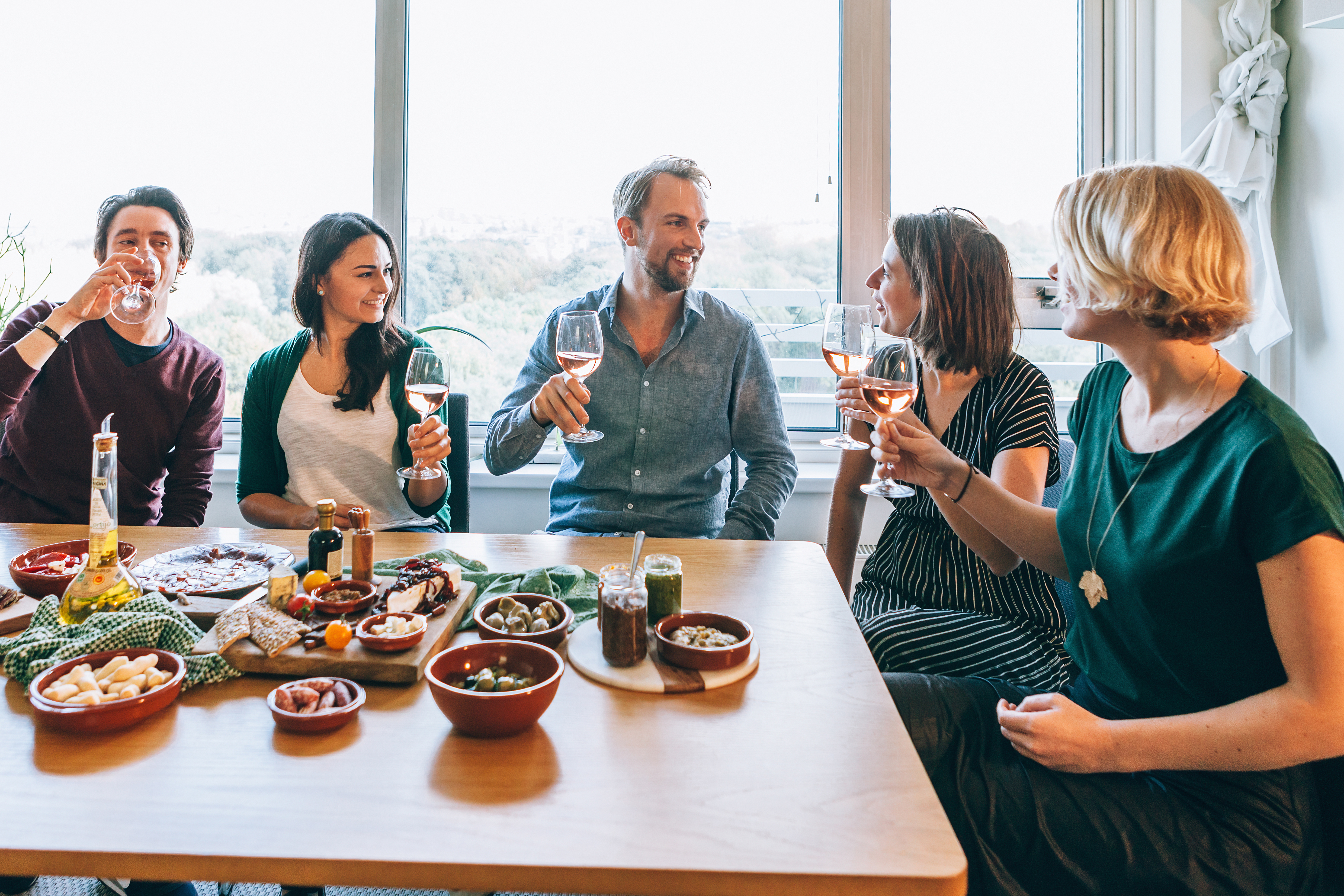 Personas disfrutando de tapas en un ambiente cálido
